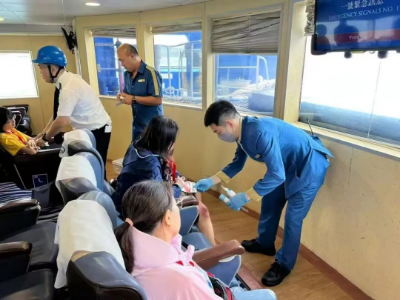对船上游客进行简单治疗护理.jpg